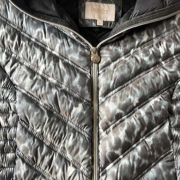 LAUNDRY SHELLI SEGAL DOWN FEATHER FILLED PACKABLE PUFFER GREY AND SILVER LEOPARD - Picture 3 of 9